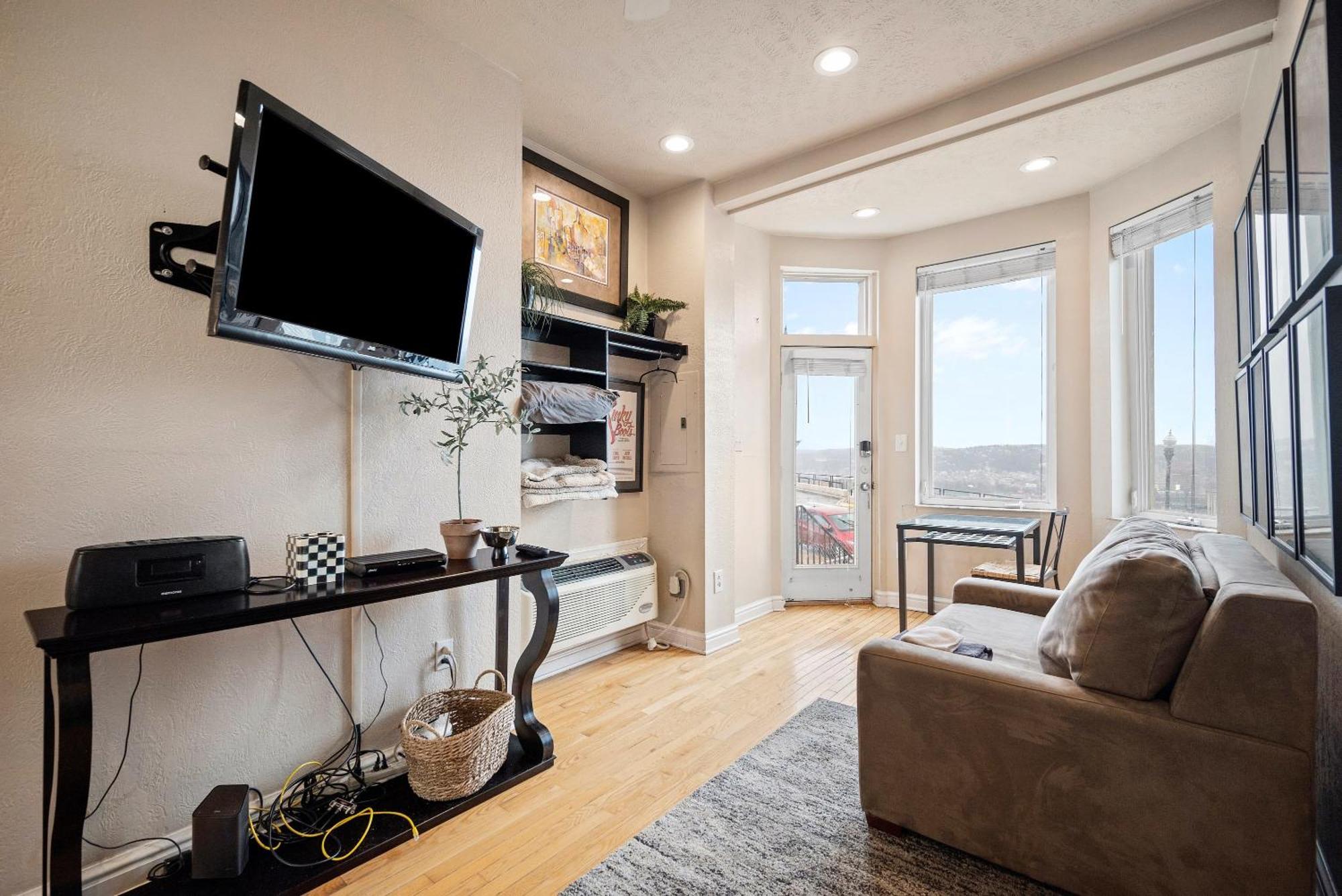 Charming Studio-Panoramic View-Your Pittsburgh Sanctuary Appartement Buitenkant foto