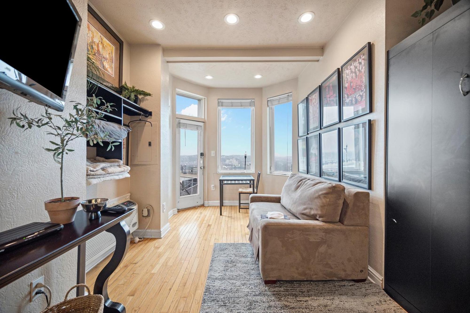 Charming Studio-Panoramic View-Your Pittsburgh Sanctuary Appartement Buitenkant foto