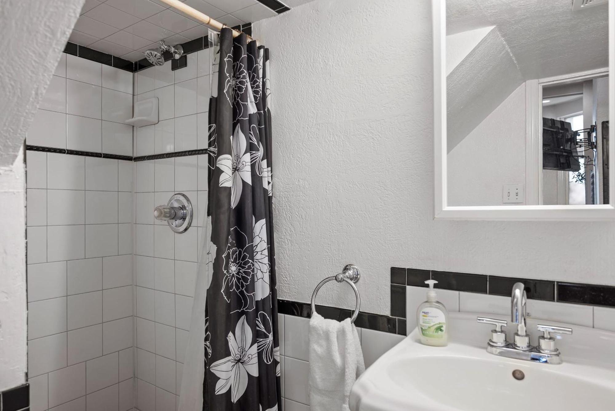 Charming Studio-Panoramic View-Your Pittsburgh Sanctuary Appartement Buitenkant foto